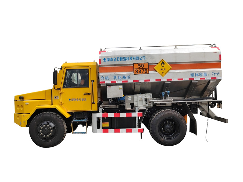 乳化基質(zhì)運(yùn)輸車(chē)