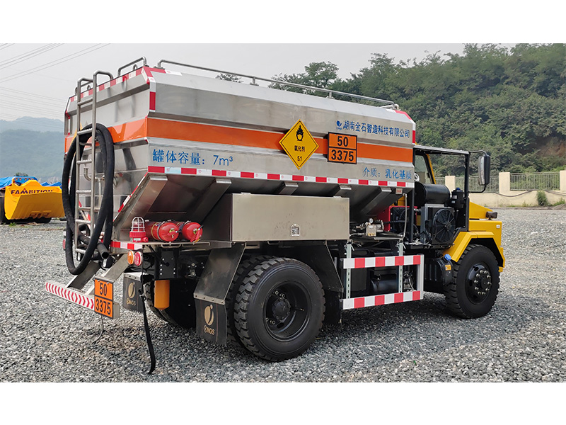 乳化基質(zhì)運(yùn)輸車(chē)