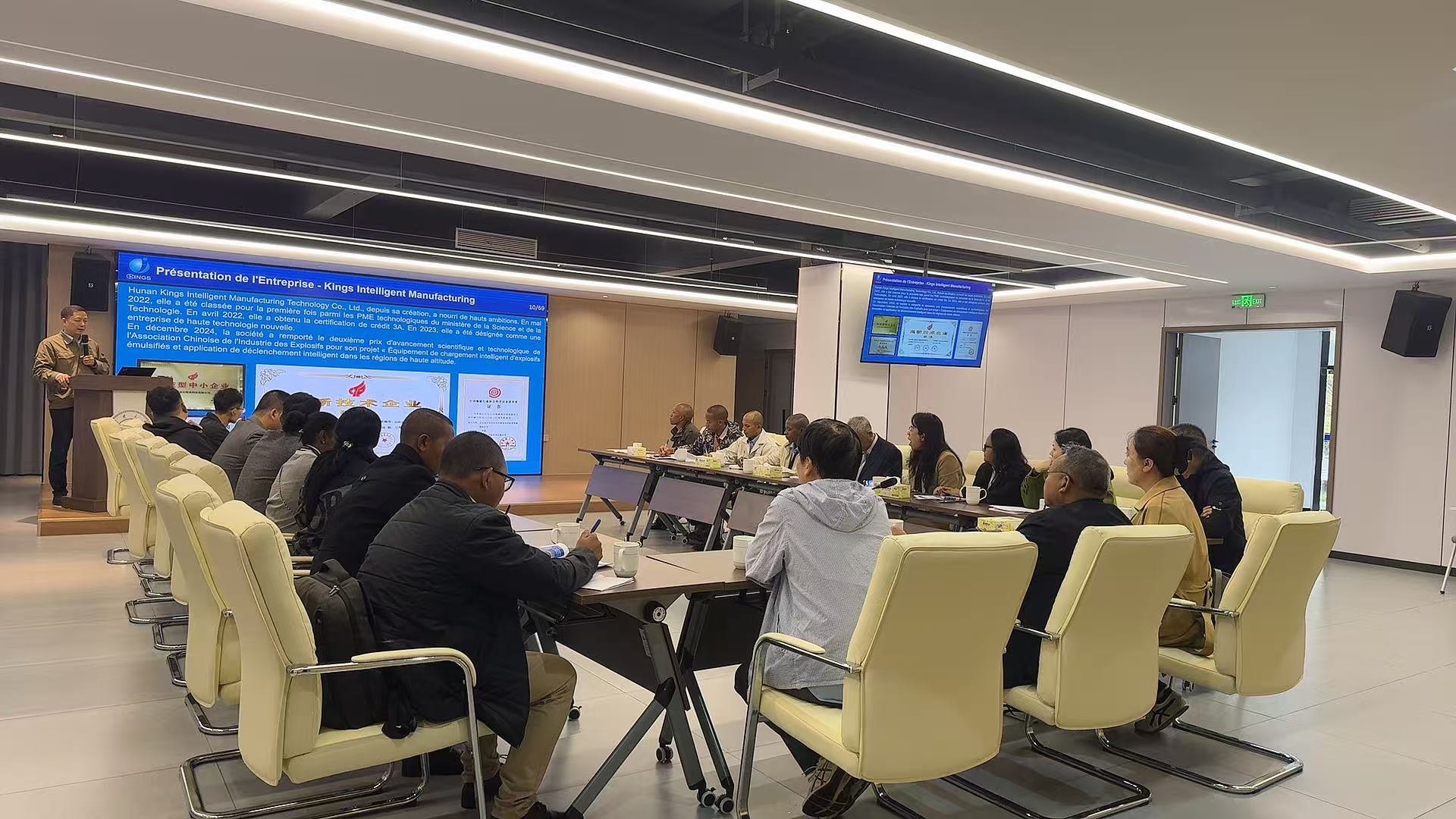 非洲某國家國防部軍工廠代表團考察湖南金石智造炸藥生產(chǎn)全新模式和裝藥車最新技術(shù)